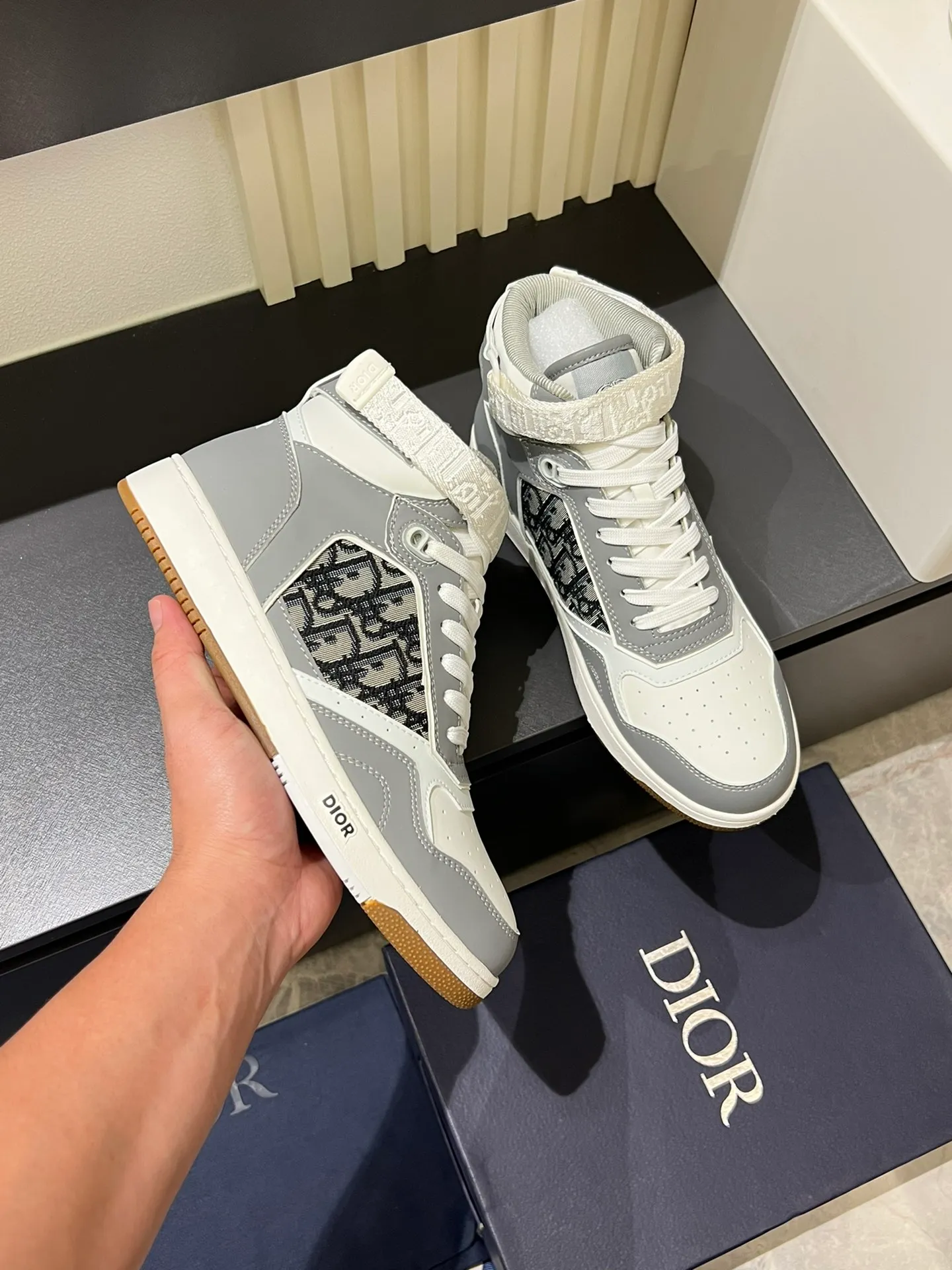 Men's shoes 💰p460 "Dio*" mid-top B27 casual sneakers. This B27 high-top sneaker is a new product in the series and continues Di*r's classic style. Crafted from gray and white smooth calf leather with beige and black Oblique print panels on the sides. The "CD Icon" shaped shoelace eyelets are clever and delicate, and the two-color rubber sole, rear collar and heel are all equipped with the brand's iconic details to enhance the style. Oblique printed straps at the ankle allow for an adjustable fit to complement the overall design. Fashionable and versatile, it can complement any look. Create an exquisite design with unique dynamic vitality and modern atmosphere, presented in low-top and high-top styles. This new must-have shoe adds a new dimension to Dior's archive heritage, embodying modern elegance. Purchase the original version and make it 1:1. If you need top quality, please come to me! Male 38-44!